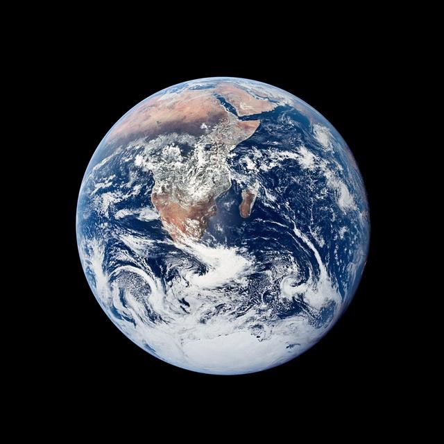 月に向かって移動するアポロ17号の乗組員が見た地球の景色